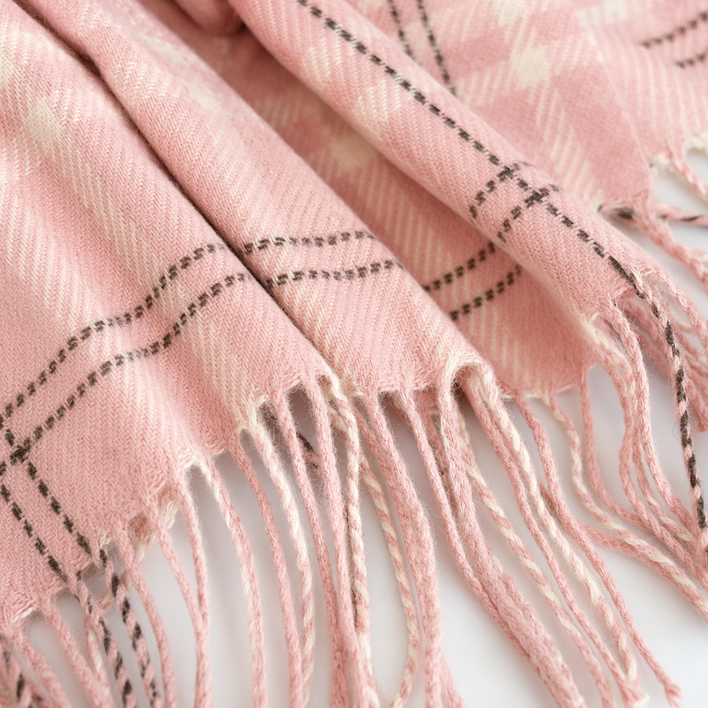The pink checkered scarf is a warm and fashionable accessory made of pure cotton for women in autumn and winter Application Scenario