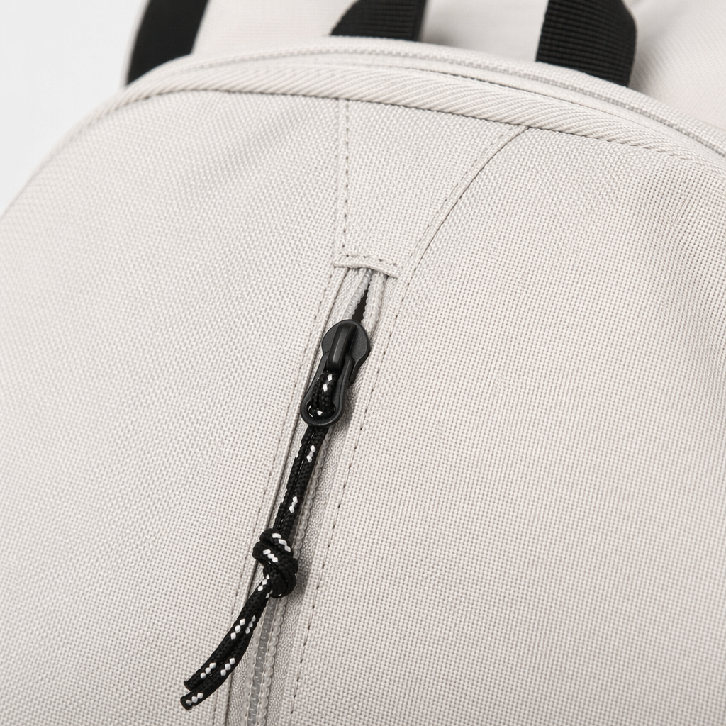 This white, simple and fashionable casual backpack features adjustable shoulder straps, making it lightweight and durable for commuting to school Application Scenario