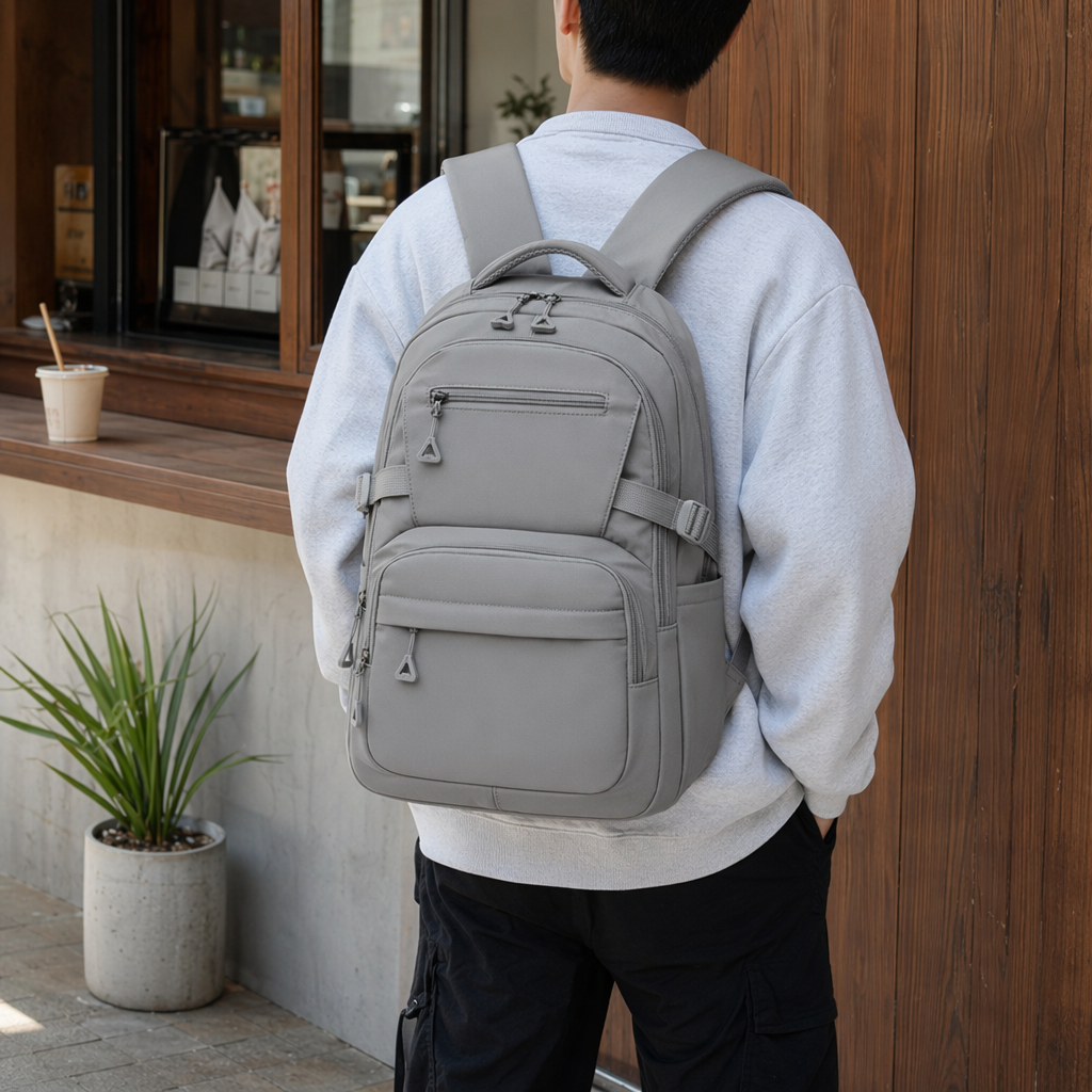This grey backpack is simple, fashionable and has a large capacity for student commuting and travel details Picture