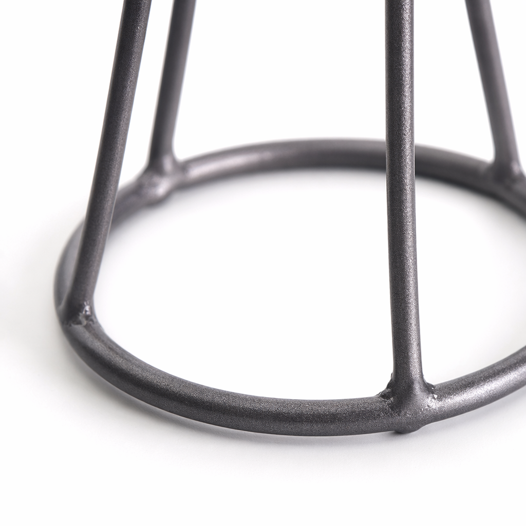 A multi-functional adjustable metal stand for desktop mobile phones and tablets Application Scenario