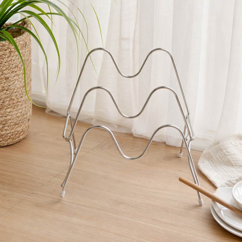 The black wavy phone stand for the desktop is wear-resistant, anti-slip and adjustable in Angle details Picture