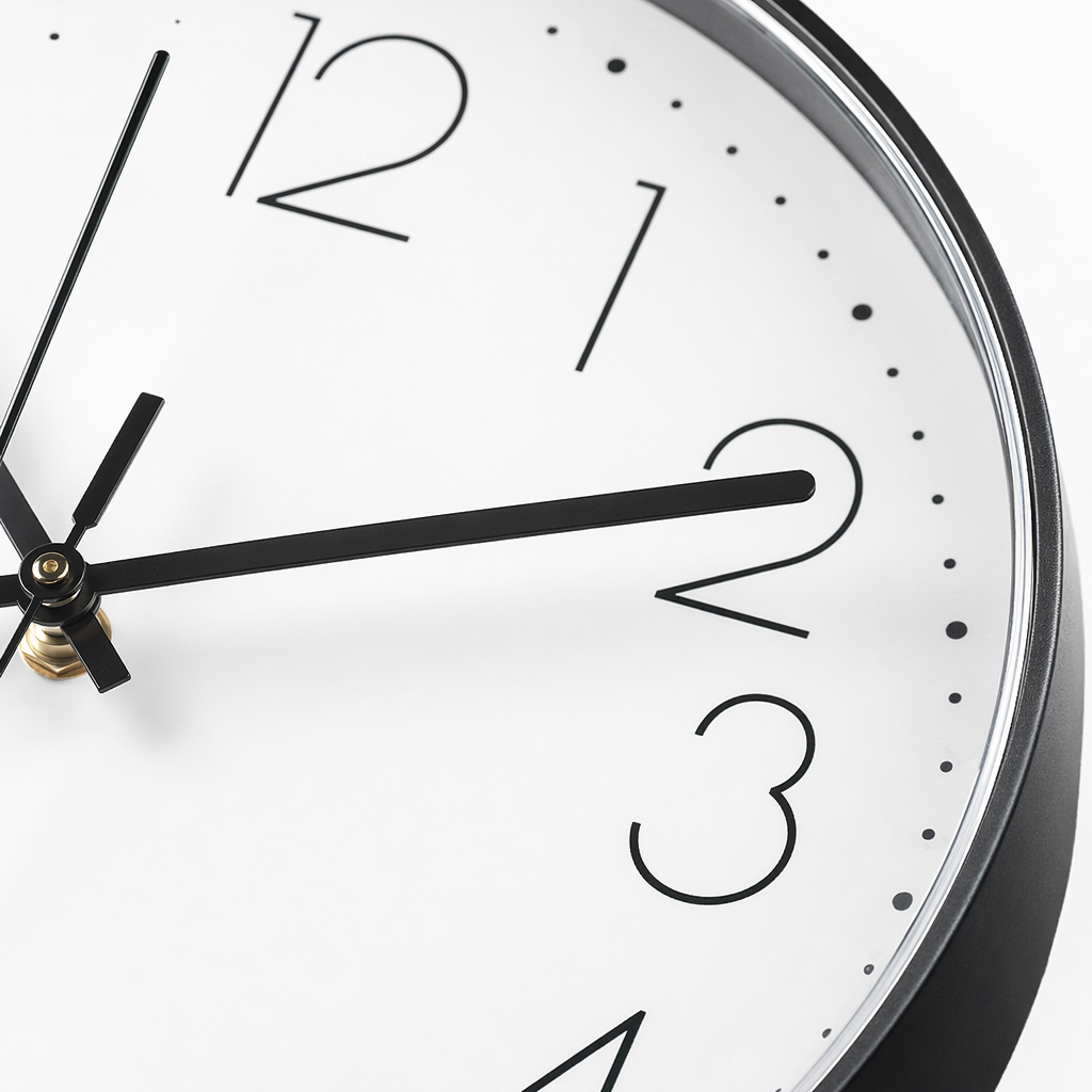 A simple wall clock with a black frame and a white dial, suitable for decoration in the living room and bedroom Application Scenario