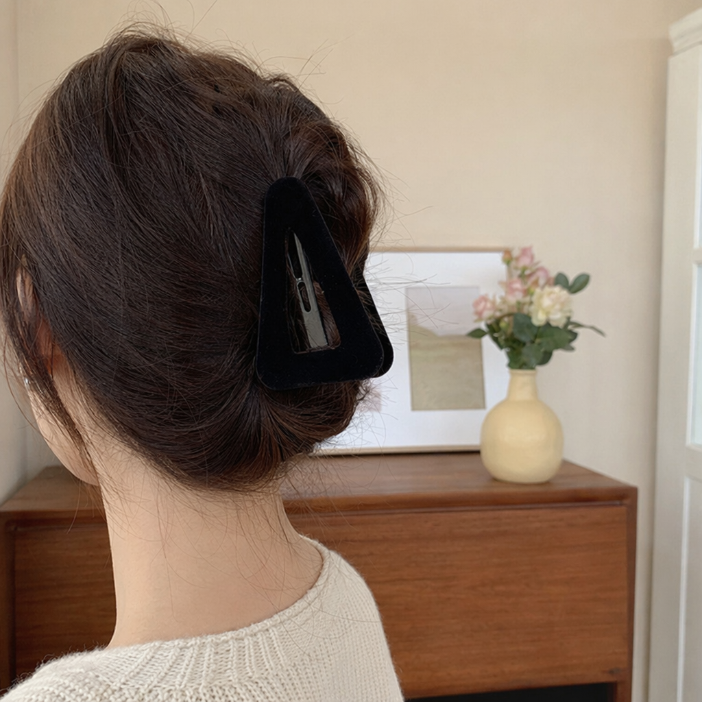 The black simple hairpin and metallic texture women's headwear are versatile for daily use details Picture
