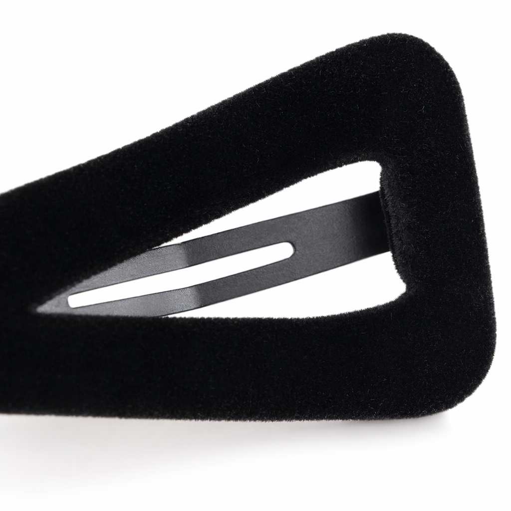 The black simple hairpin and metallic texture women's headwear are versatile for daily use Application Scenario