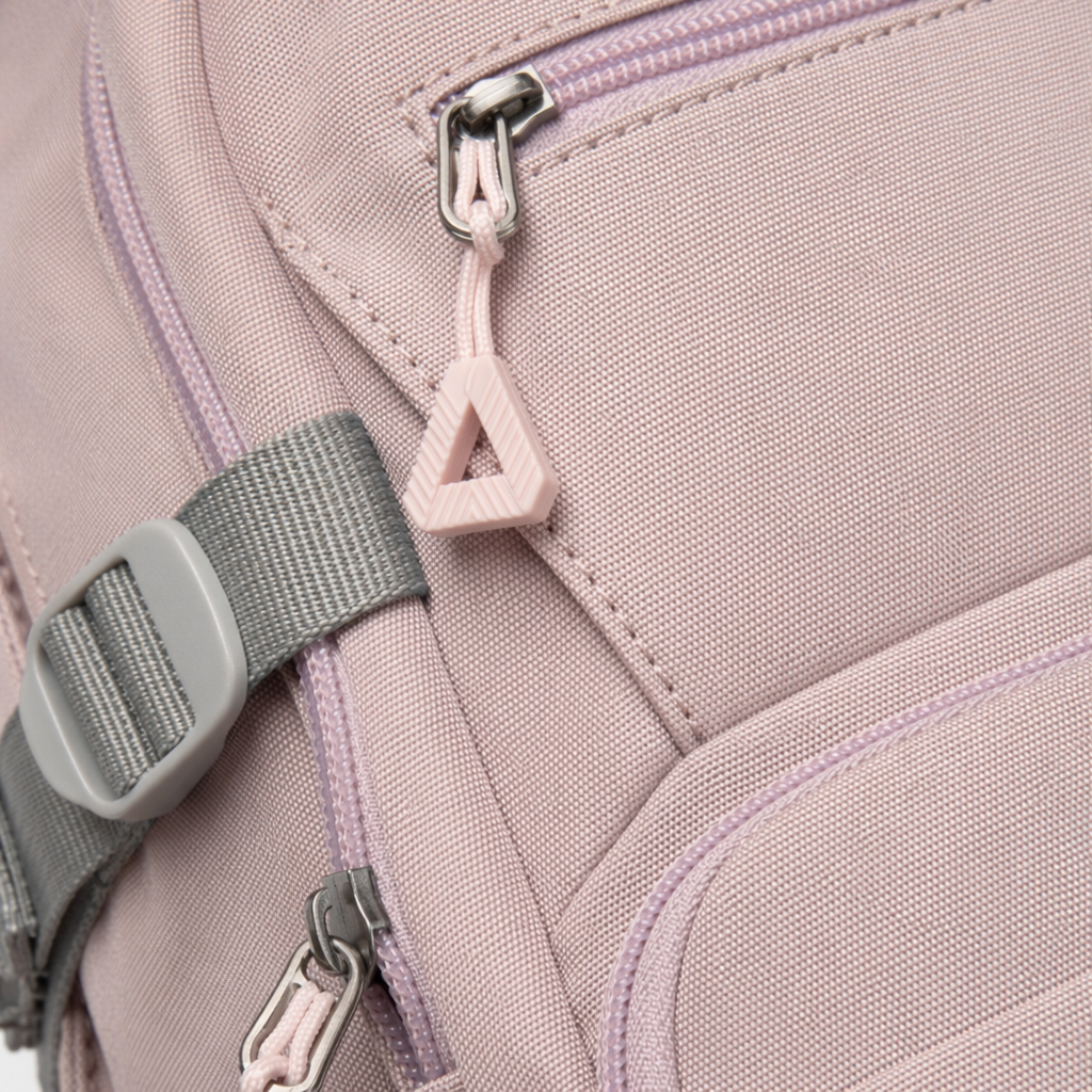 This pink backpack is a fashionable, versatile, lightweight and large-capacity student commuting and casual backpack for women Application Scenario
