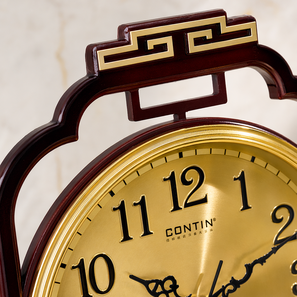 A simple and modern wall-mounted clock with a golden dial for the living room and bedroom, featuring a silent design Application Scenario