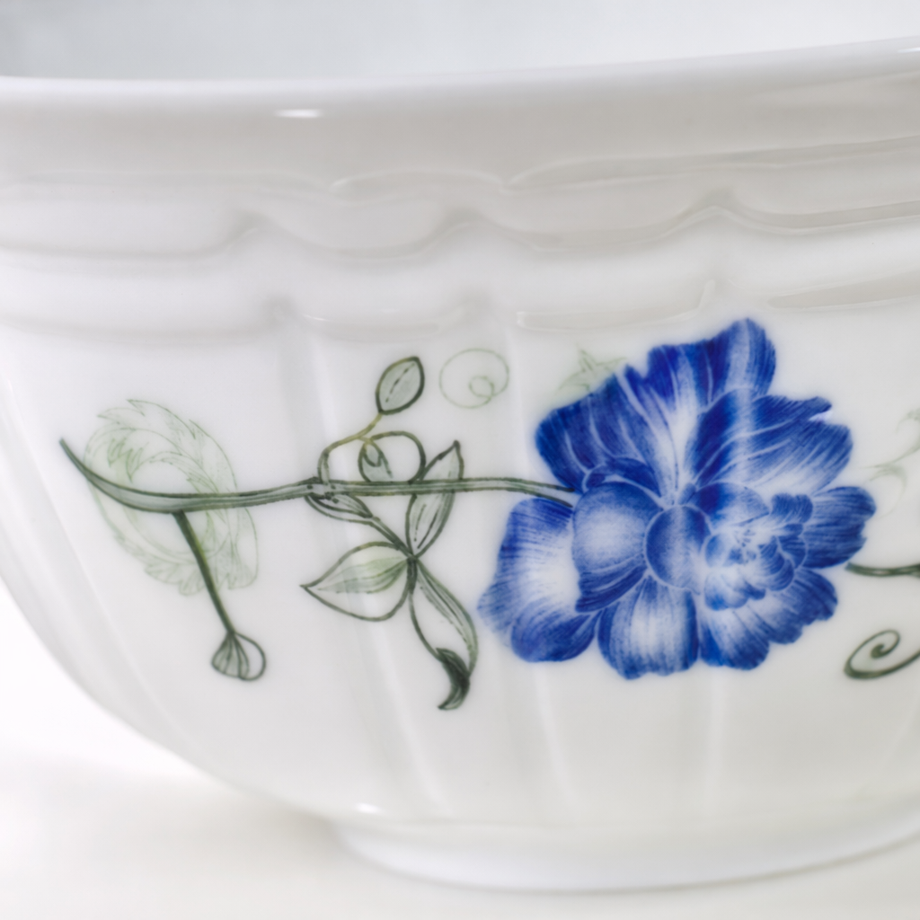 White porcelain bowl, blue flower and green vine pattern household tableware serving rice bowl Application Scenario