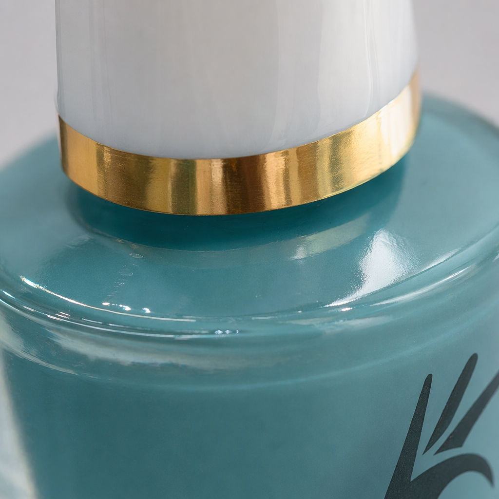 Light blue nail polish bottle made of frosted glass, 30ml capacity, replaceable Application Scenario
