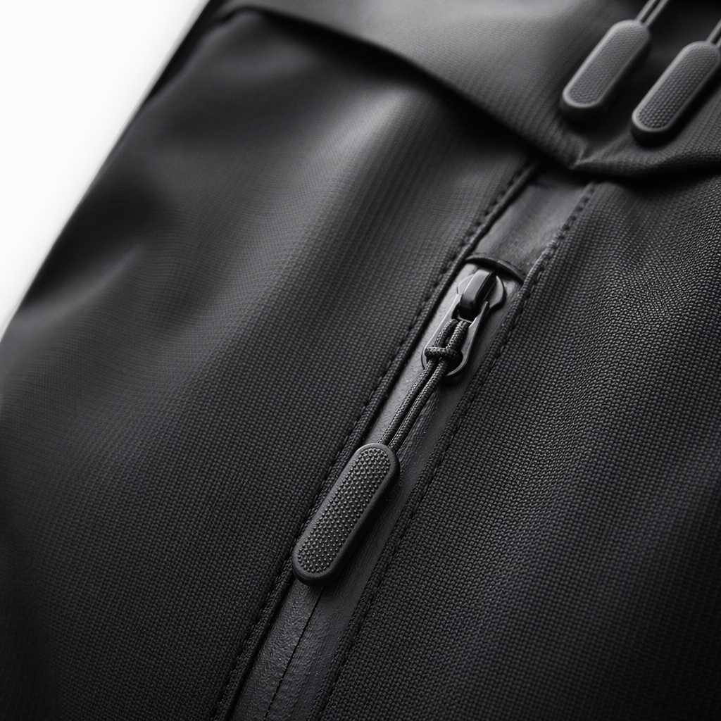 This black, simple business and casual backpack is lightweight, wear-resistant and has a large capacity for commuting and student use Application Scenario