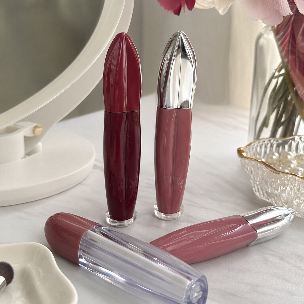 The red and silver dual-color lipstick tube features a fashionable metallic texture and is compatible with multiple brands