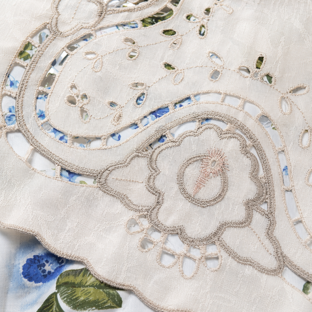 The off-white embroidered tablecloth for home dining is decorated in a simple Nordic style Application Scenario