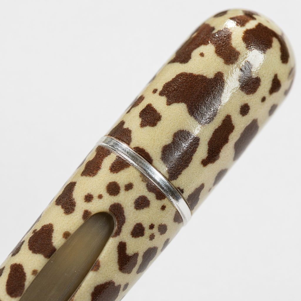 5ml brown and white spotted pattern perfume bottle, portable travel set, simple design, portable perfume bottle, plastic bottle Application Scenario
