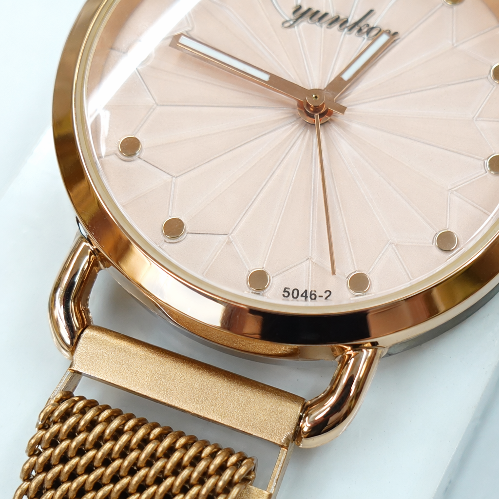 A simple quartz watch for men with a golden dial, waterproof calendar and luminous hands Application Scenario