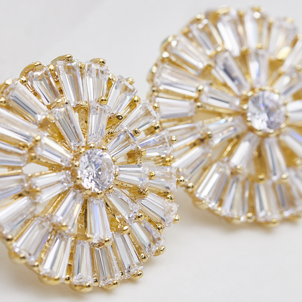 Golden and silver crystal flower ear studs, fashionable and light luxury women's ear studs, ear stud accessories, diamond ball ear studs, ear stud gun piercing diamond ball ear studs Application Scenario