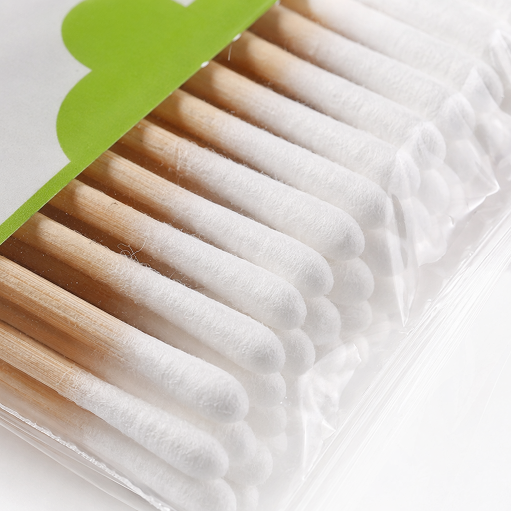 White cotton swabs packaged with green labels, 100 double-ended wooden swabs for household cleaning and makeup Application Scenario