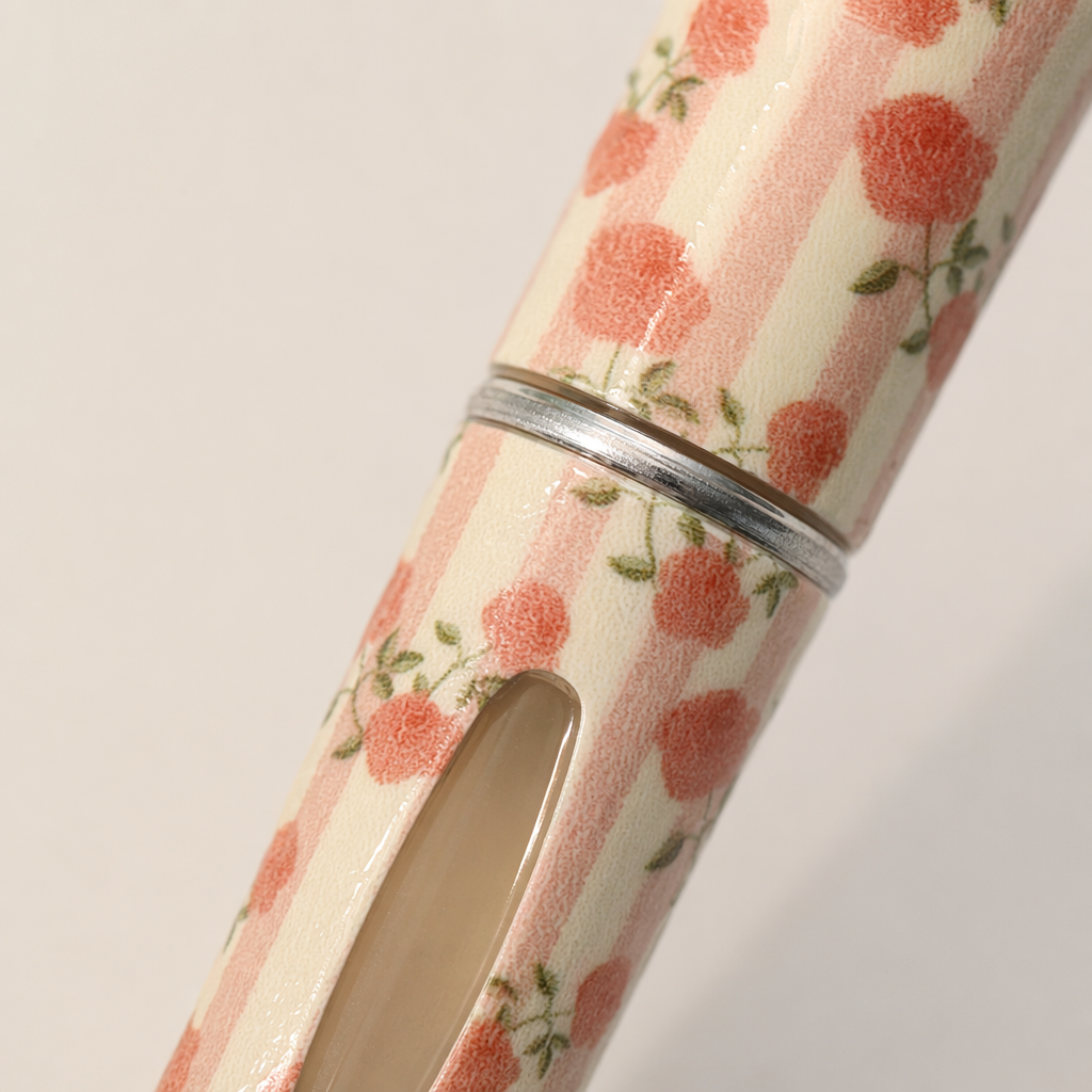 Pink striped floral pattern portable perfume bottle travel set portable spray Application Scenario