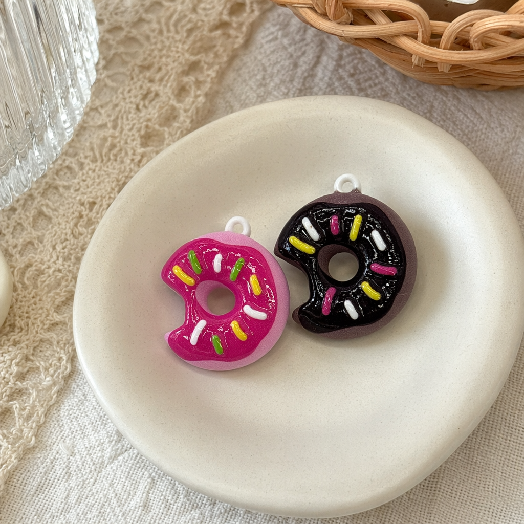 Pink chocolate-colored donut-shaped pendant, cute sweet dessert-style keychain bag accessory details Picture
