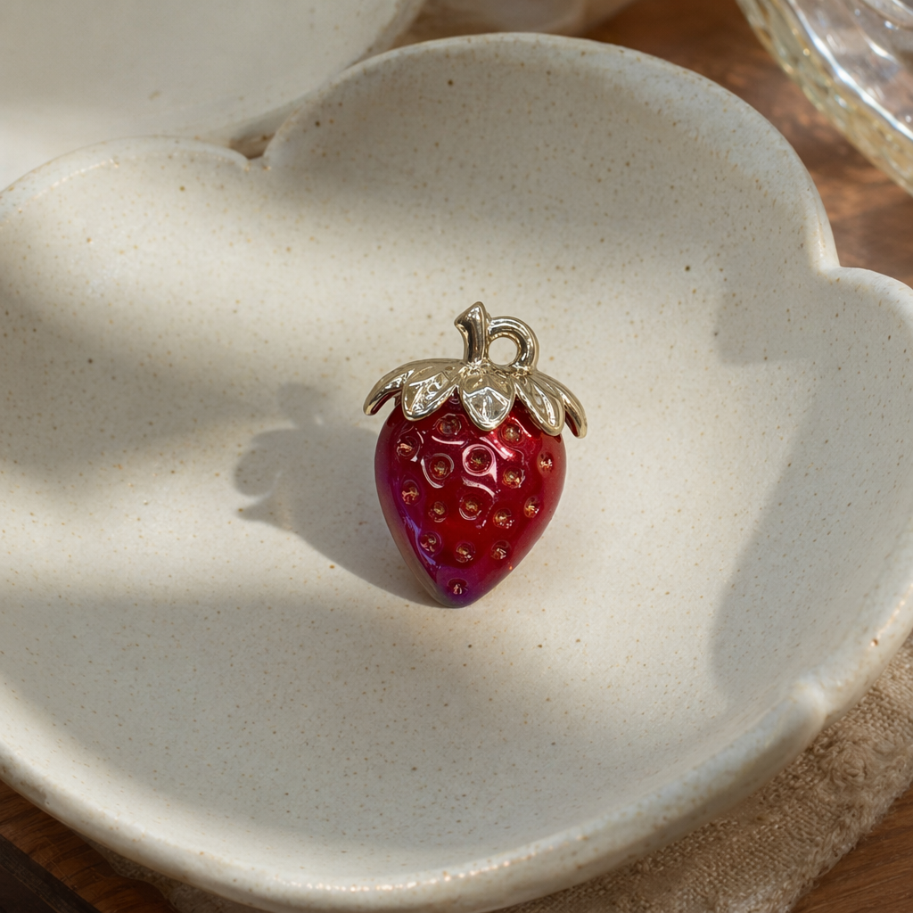 Red strawberry-shaped pendant, a fashionable, cute and sweet style necklace accessory details Picture