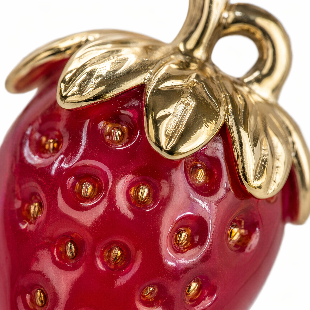 Red strawberry-shaped pendant, a fashionable, cute and sweet style necklace accessory Application Scenario