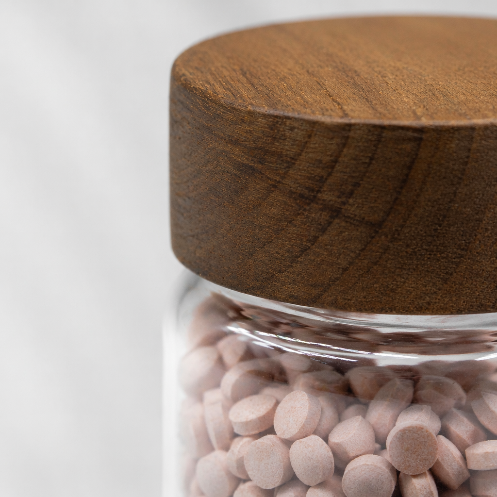 Transparent glass canned amino acid tablets for cats to supplement nutrition, beautify hair and brighten skin Application Scenario