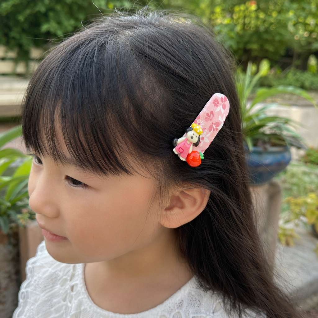 A pink flower-patterned hairpin, a cartoon dog wearing a yellow polka dot hat, pink overalls and red strawberry decorations details Picture