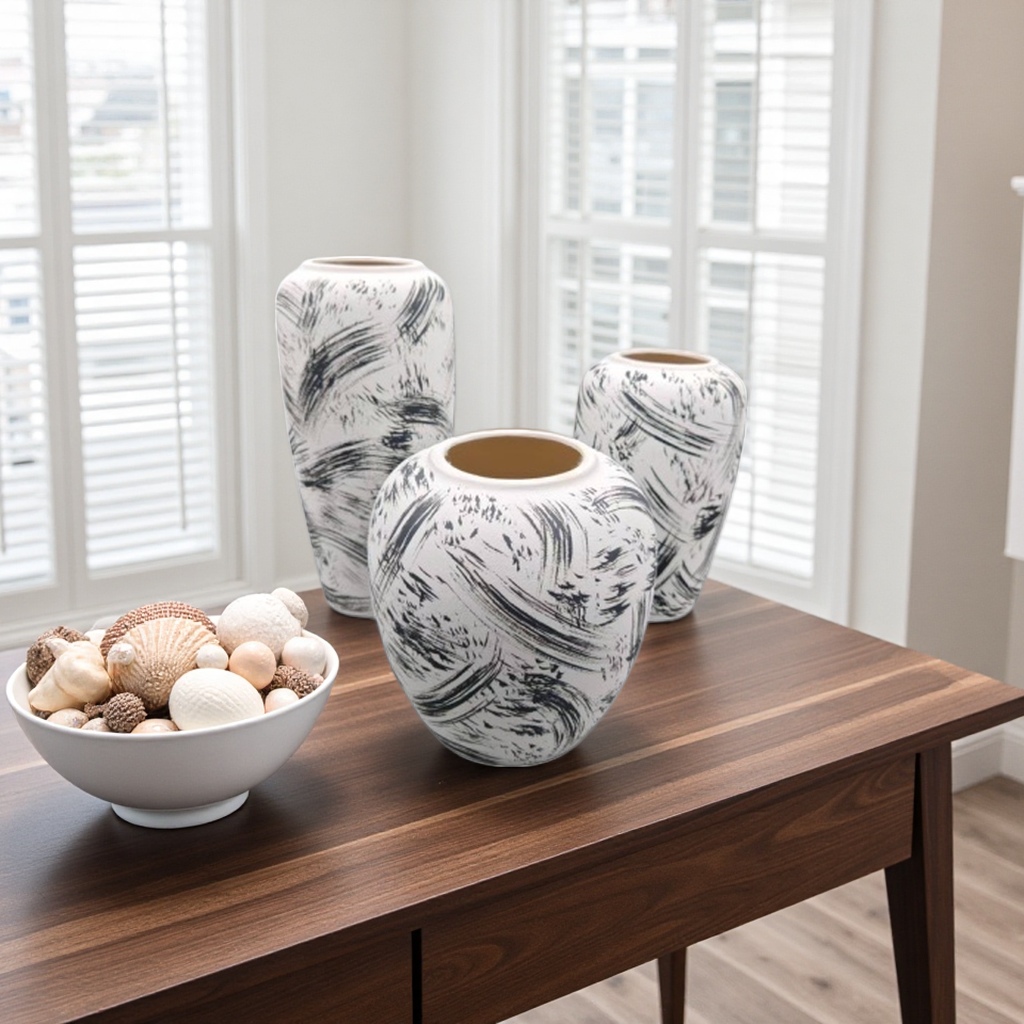 مجموعة من ثلاث قطع من المزهرية الخزفية ذات اللون الأبيض المخطوط الذهبي