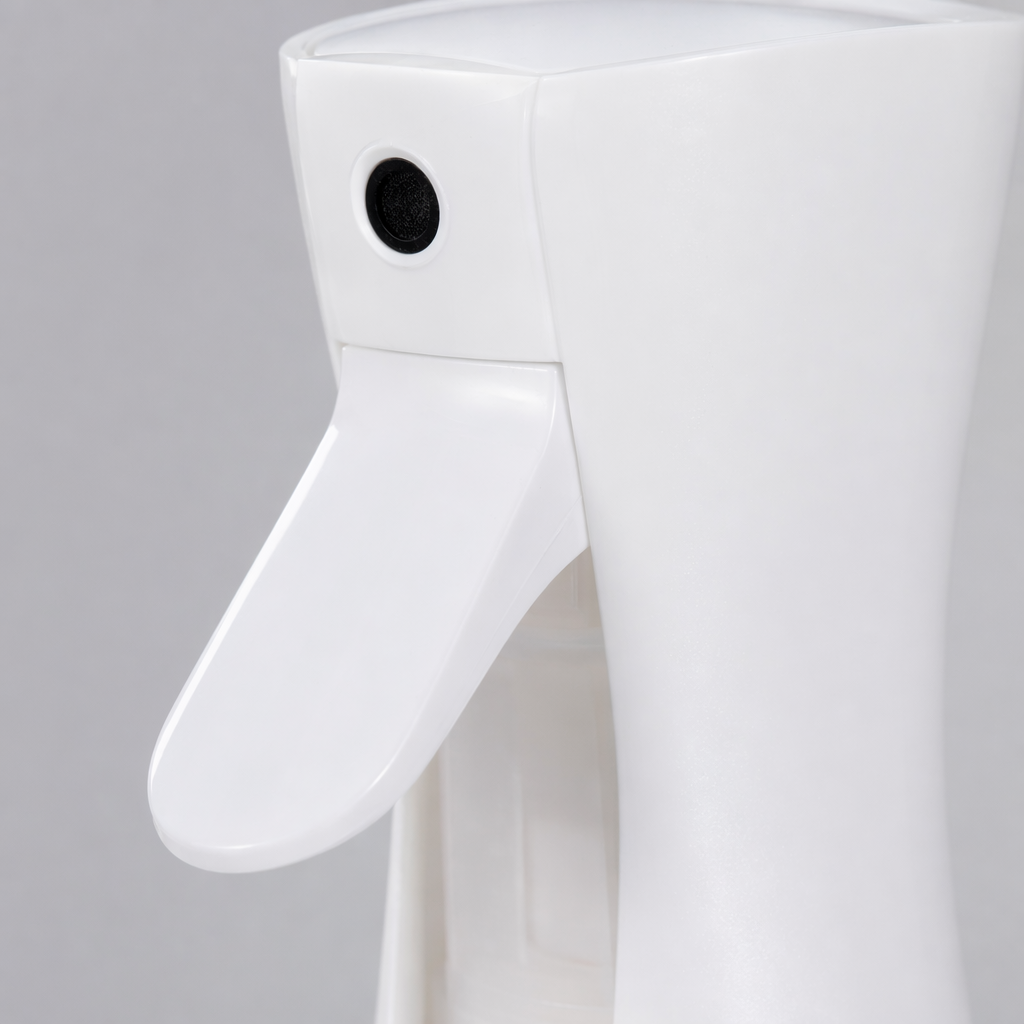 The 500ml empty white spray bottle can be used for spraying. The press-type spray head is suitable for both laboratory and household use Application Scenario