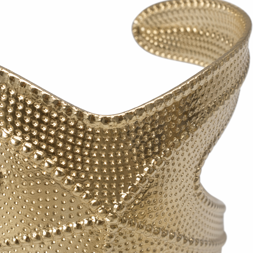 The golden dot texture bracelet is a fashionable, light luxury, simple and versatile wrist accessory for women Application Scenario