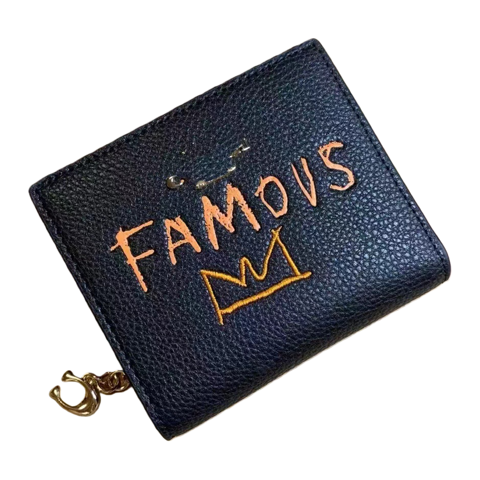黑色纹理皮革钱包 正面橙色FAMOUS刺绣配金色皇冠链条挂饰 Item Picture
