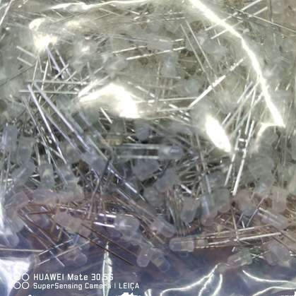 透明塑料袋装的发光二极管（LED）元件白底实物图
