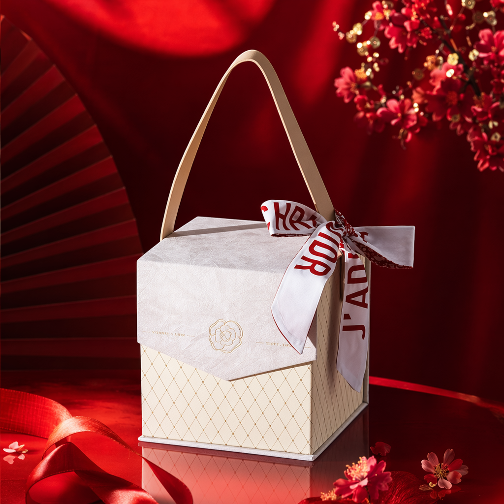 The off-white textured diamond-shaped checkered hand-held gift box is printed with red and white ribbon characters Specification image