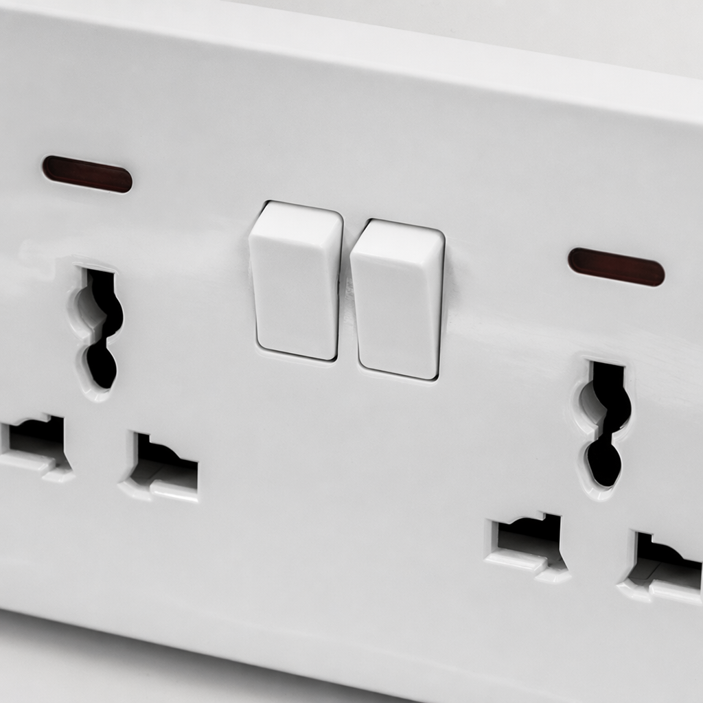 T5/T6 white dual 13A multi-functional wall socket, suitable for both exposed and concealed household use, exclusively for export Application Scenario