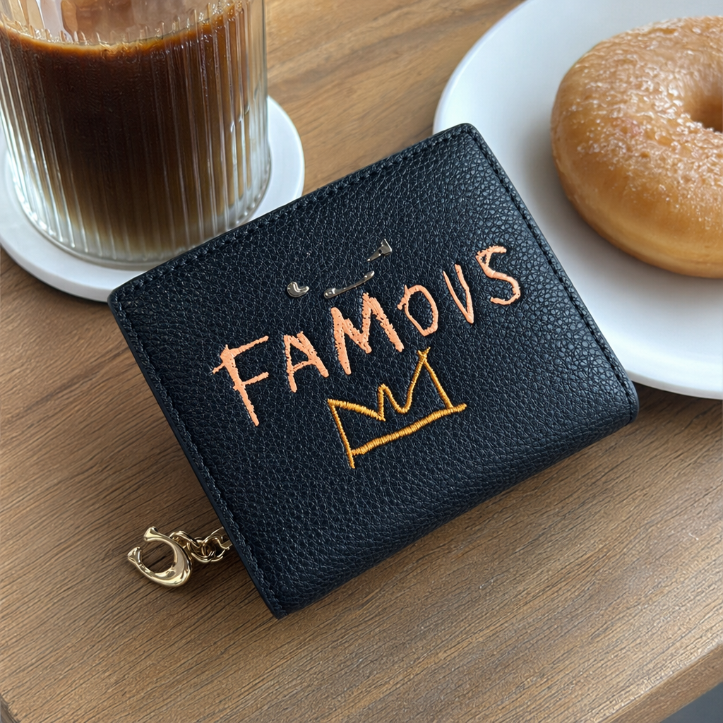 黑色纹理皮革钱包 正面橙色FAMOUS刺绣配金色皇冠链条挂饰 details Picture