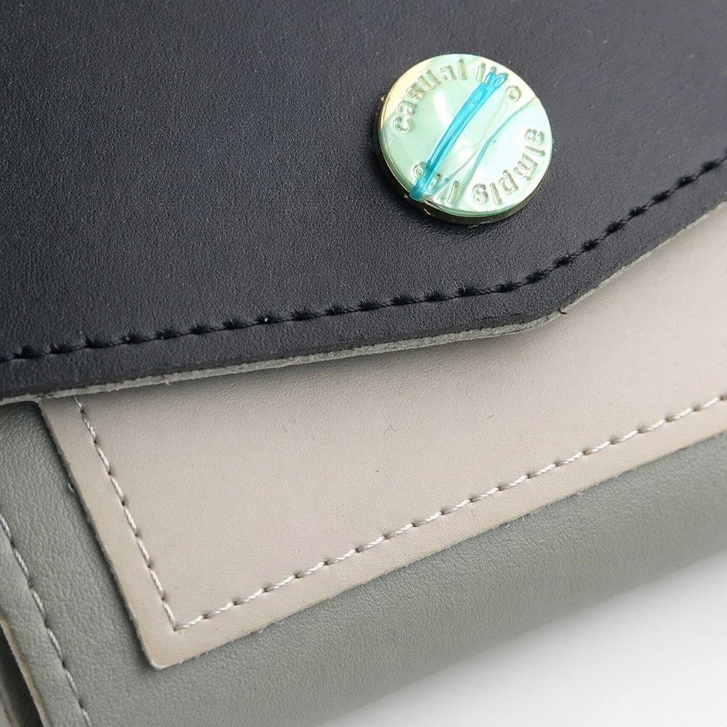 Black flip cover, grey base, genuine leather wallet, simple business, suitable for both men and women Application Scenario