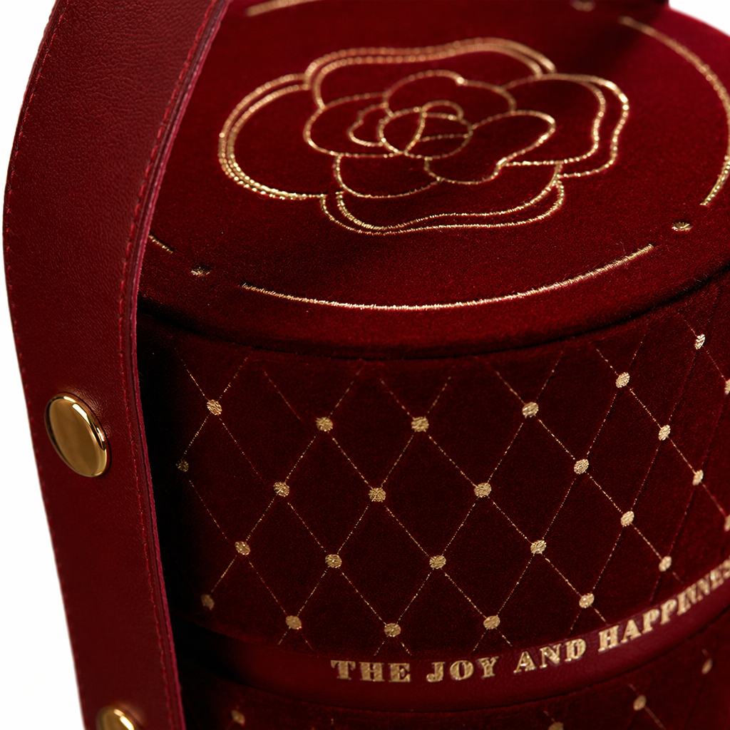 Red velvet hand-held gift box, high-end and elegant festival gift packaging box Application Scenario
