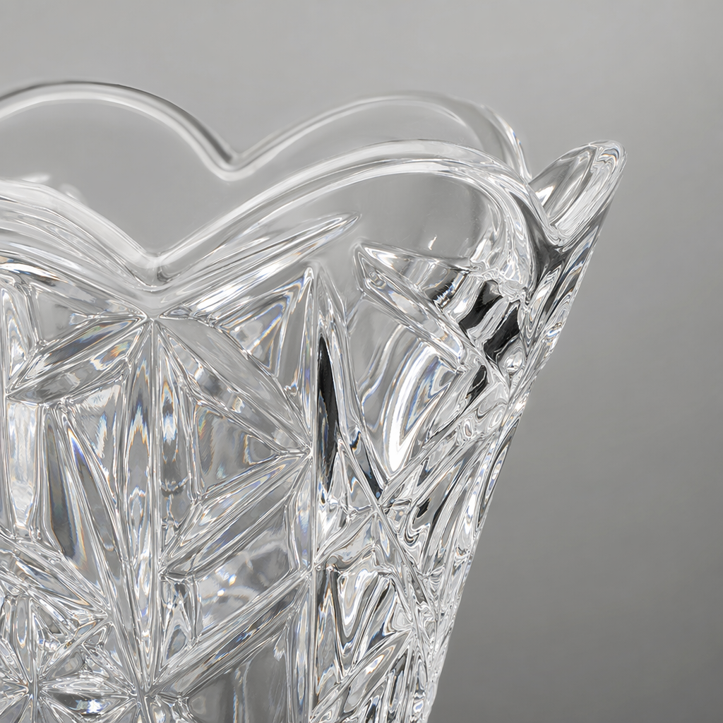 The transparent crystal vase is a decorative item for the living room table with high light transmittance and a simple Nordic style Application Scenario