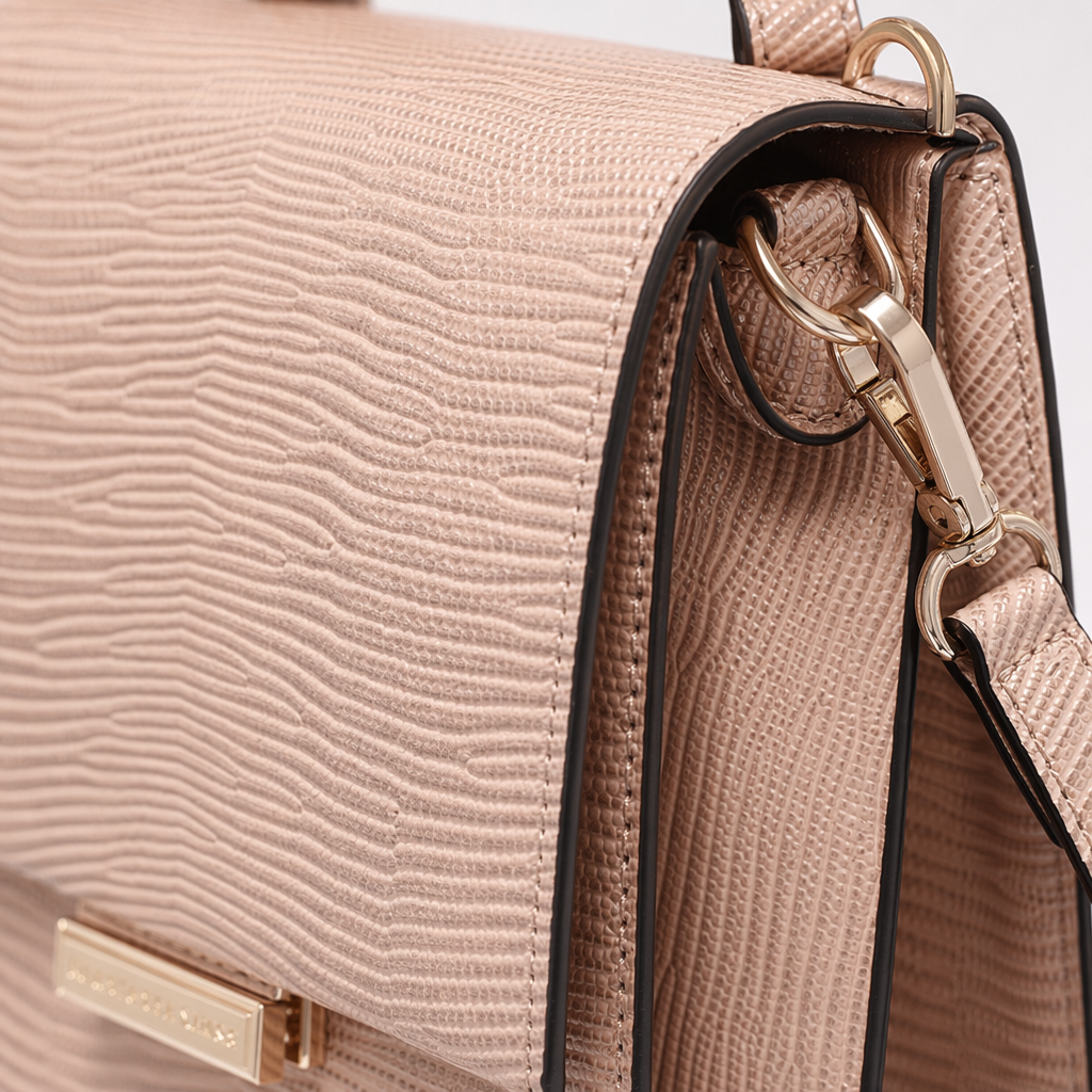 This pink textured handbag is a fashionable and versatile single-shoulder crossbody bag for women Application Scenario