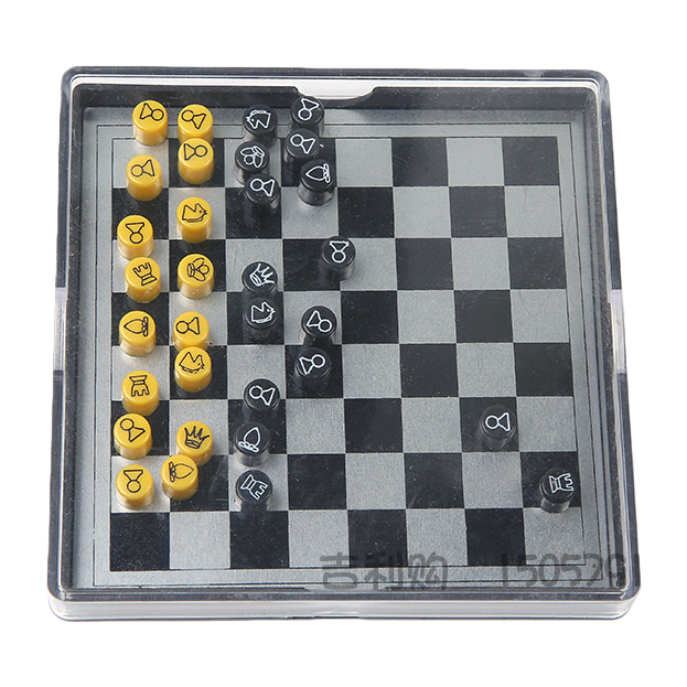 透明塑料盒装棋盘棋子白底实物图