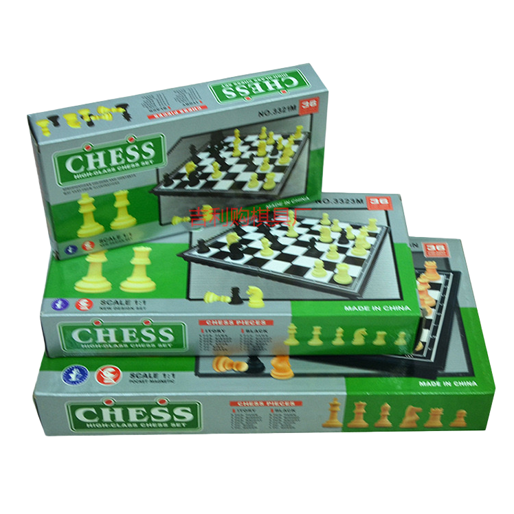 绿色包装盒装的国际象棋套装白底实物图