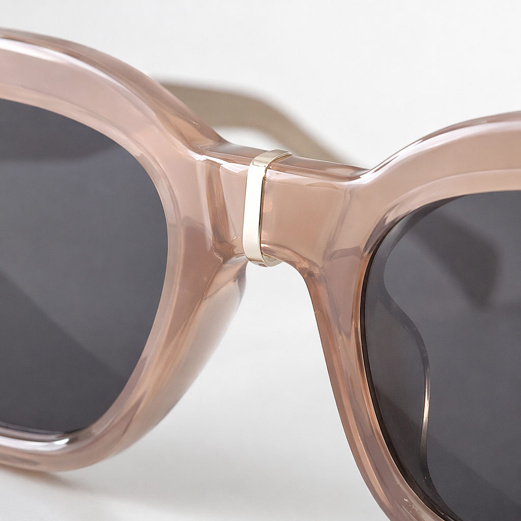 Pink transparent frame sunglasses for women's summer sun protection UV400 polarized sunglasses are fashionable and lightweight Application Scenario