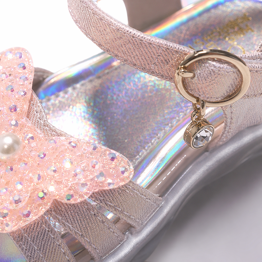 Colorful butterfly-decorated children's sandals for girls, summer style, breathable and anti-slip, one-step Application Scenario