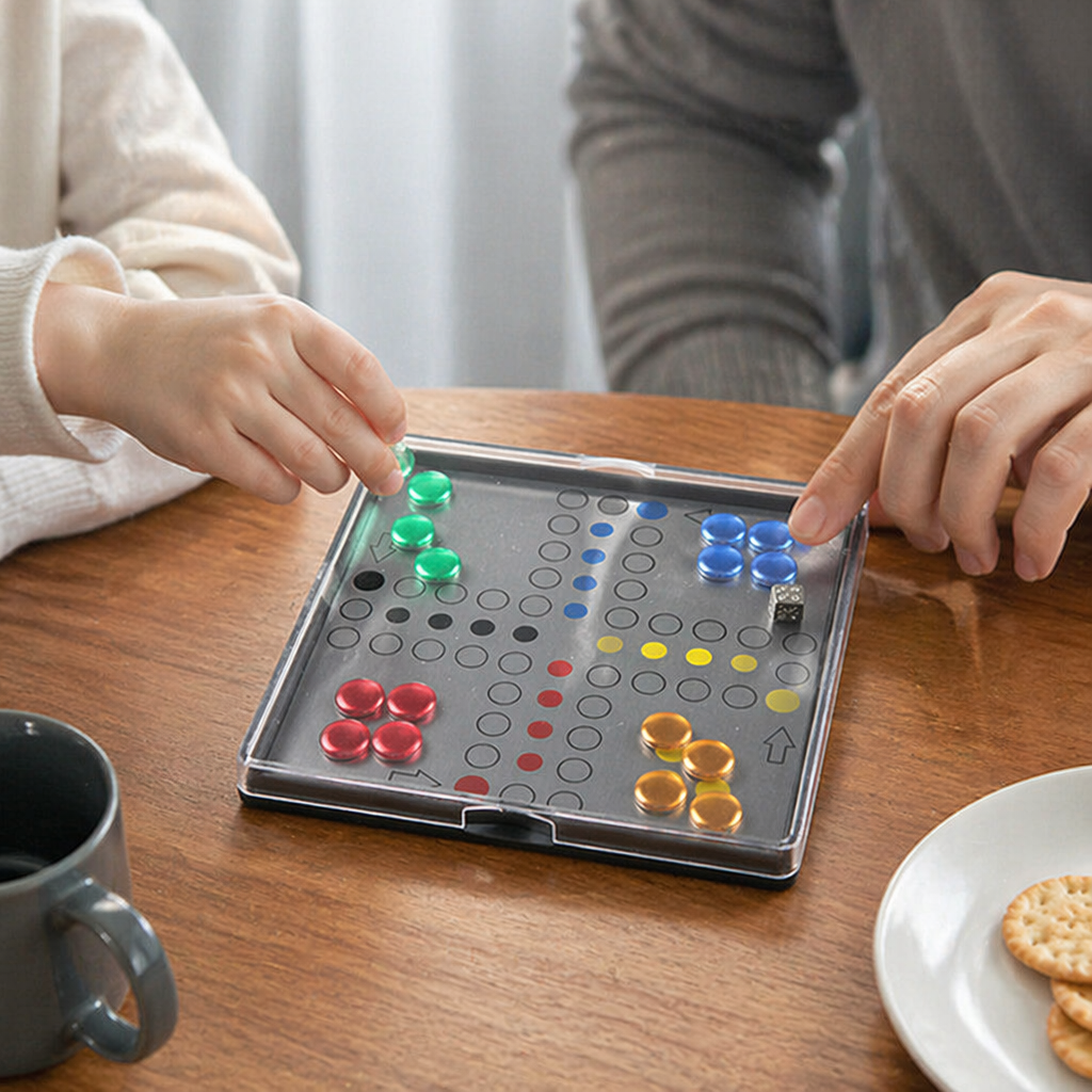 透明盒装棋盘游戏，含彩色棋子和骰子产品图