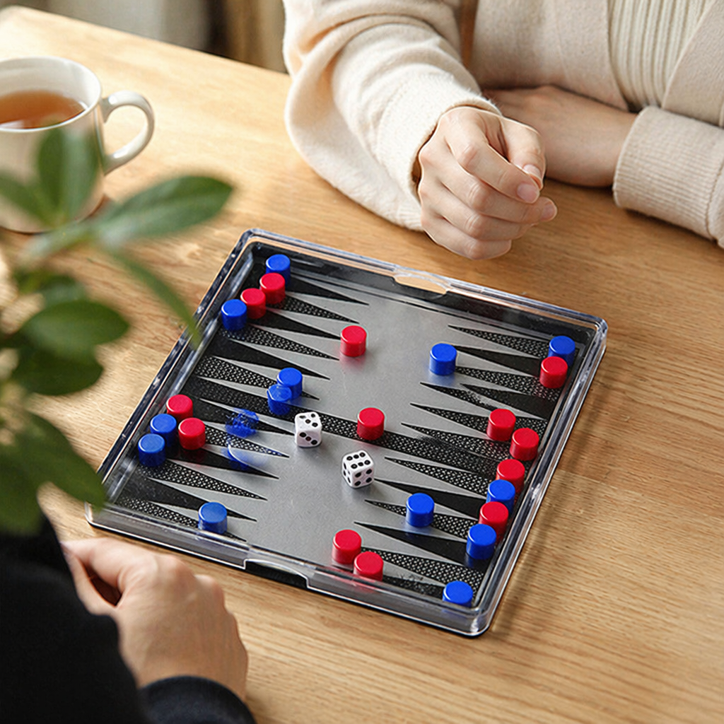 透明盒装双色棋子棋盘游戏，含红蓝棋子与白骰子产品图