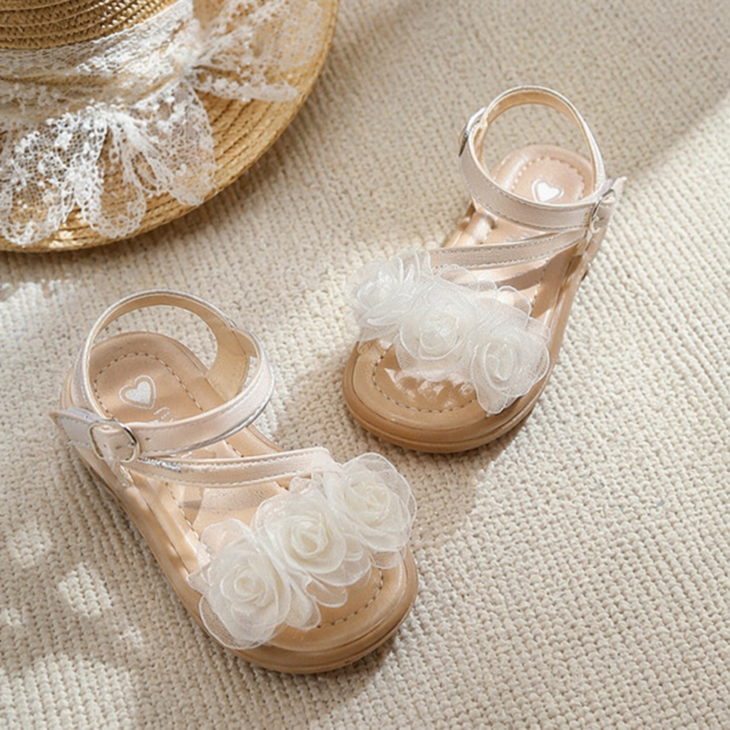 Silver and white flower-decorated sandals for women are simple, fashionable and versatile in summer details Picture