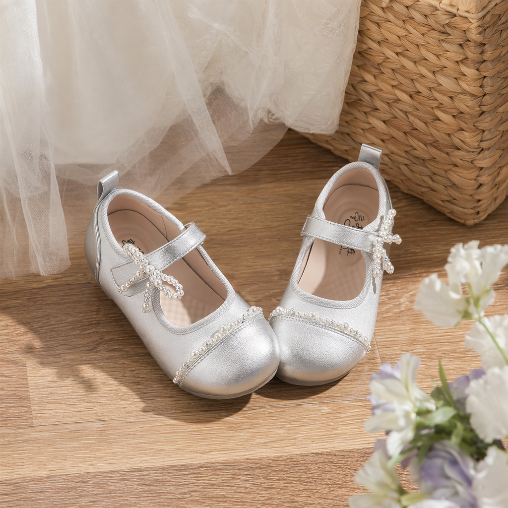 Silver pearls decorate the girl Mary Jane shoes details Picture