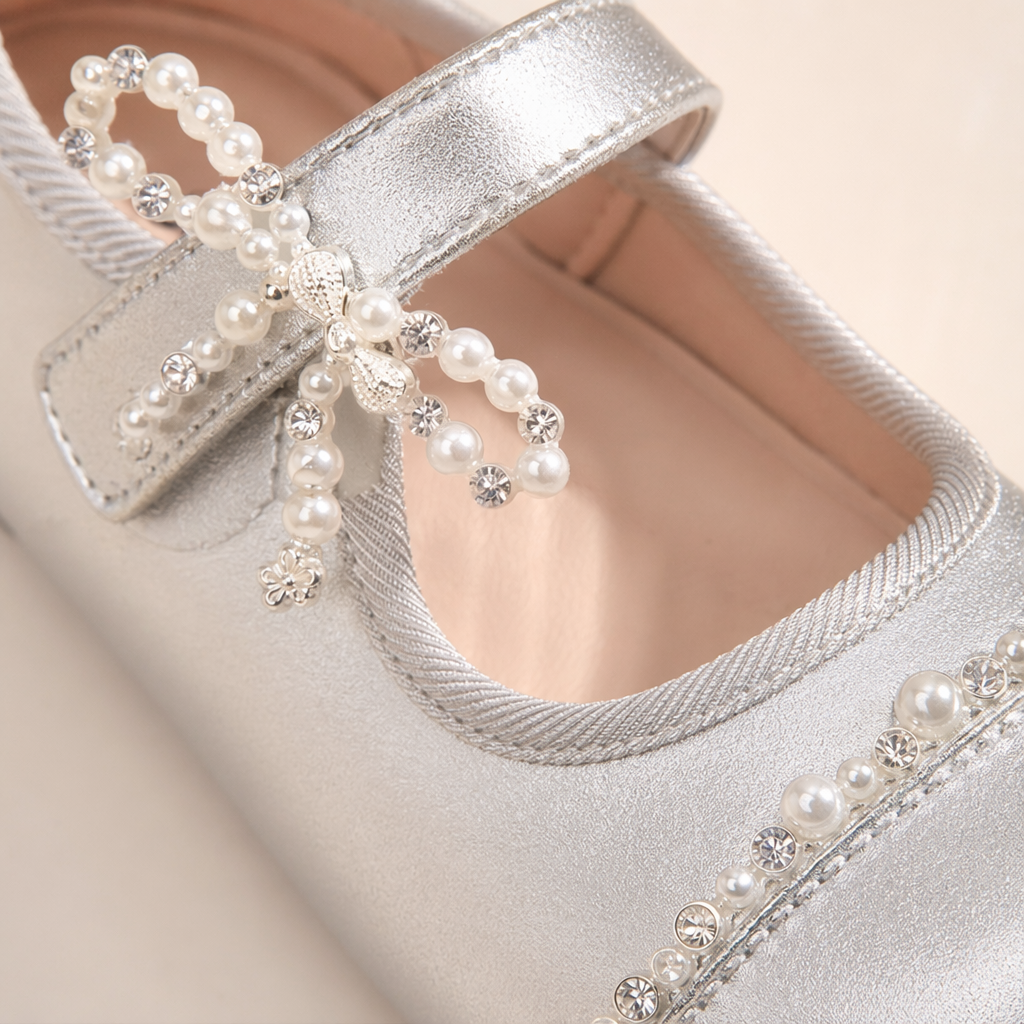Silver pearls decorate the girl Mary Jane shoes Application Scenario