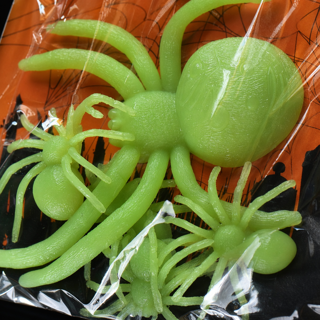 Green luminous spider decorative items, home ornaments, creative luminous small animal decor Application Scenario