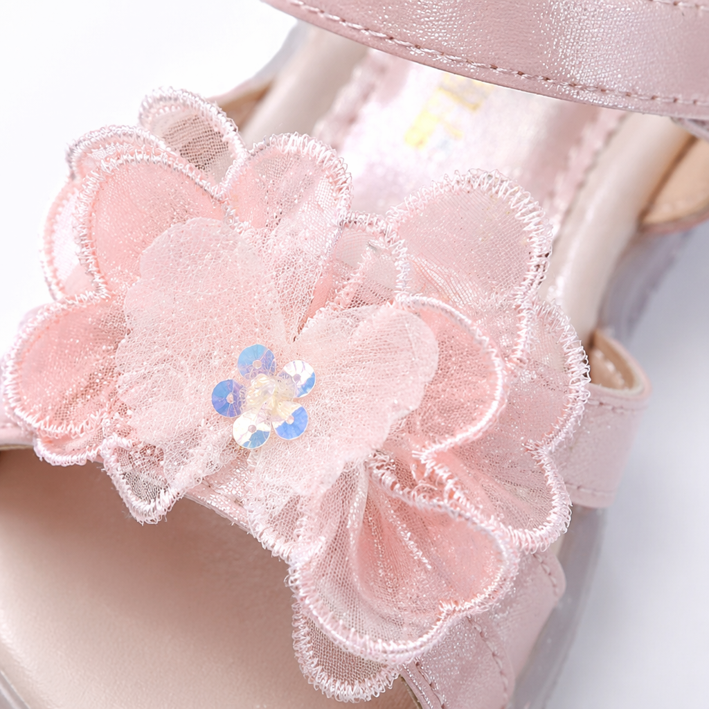 Pink and white flower-decorated children's sandals for girls in summer are breathable, anti-slip and comfortable Application Scenario