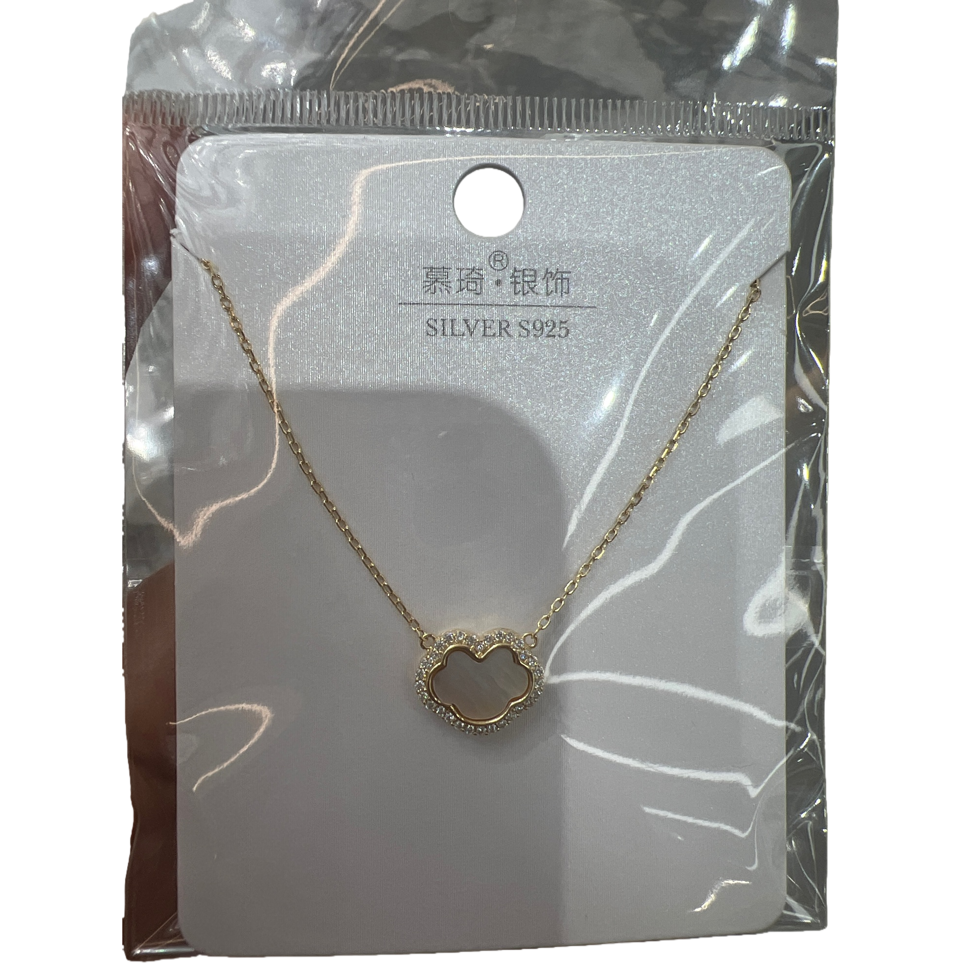 The golden chain four-leaf clover-shaped pendant necklace is a fashionable, simple and versatile light luxury accessory Item Picture