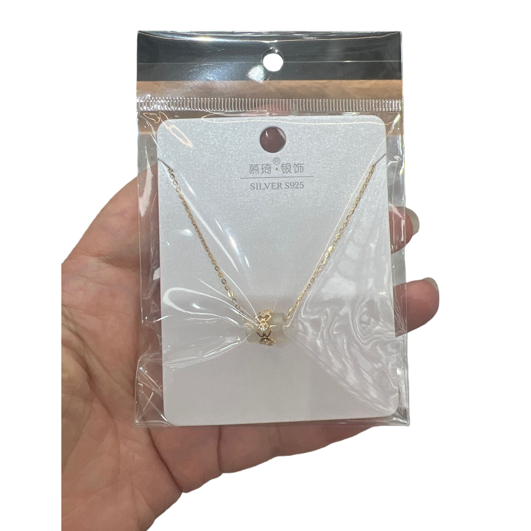 The golden necklace is fashionable, simple and versatile. The collarbone chain is a long and elegant style for women Item Picture